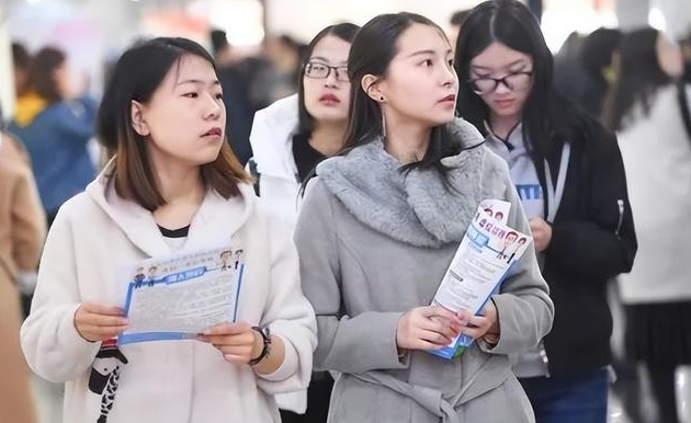 大学生迎好消息，就业协议不再与毕业证“挂钩”，应届生举手支持