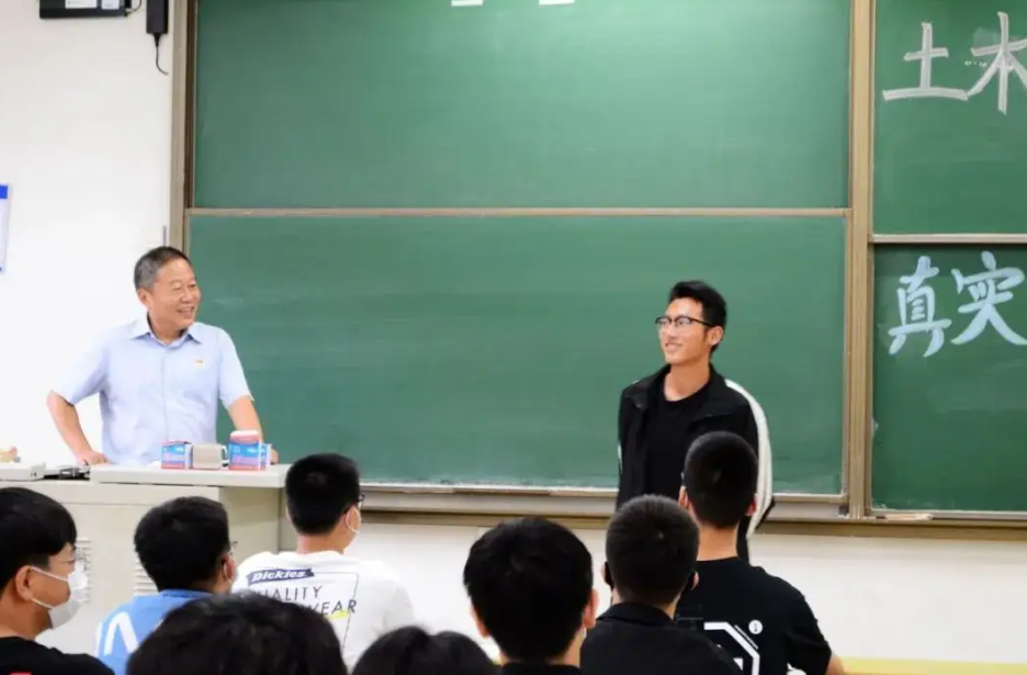 985高校副教授晒工资，年薪让人羡慕，网友：公积金是我的月薪