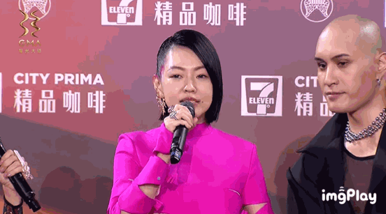 这是颁奖还是开业？金曲奖艺人造型齐翻车，现场变成乡村大舞台？