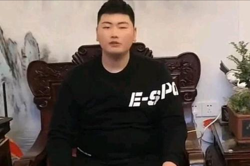 大衣哥前脚给陈萌买首饰，后脚卖废品换馒头，直言：能吃好几天