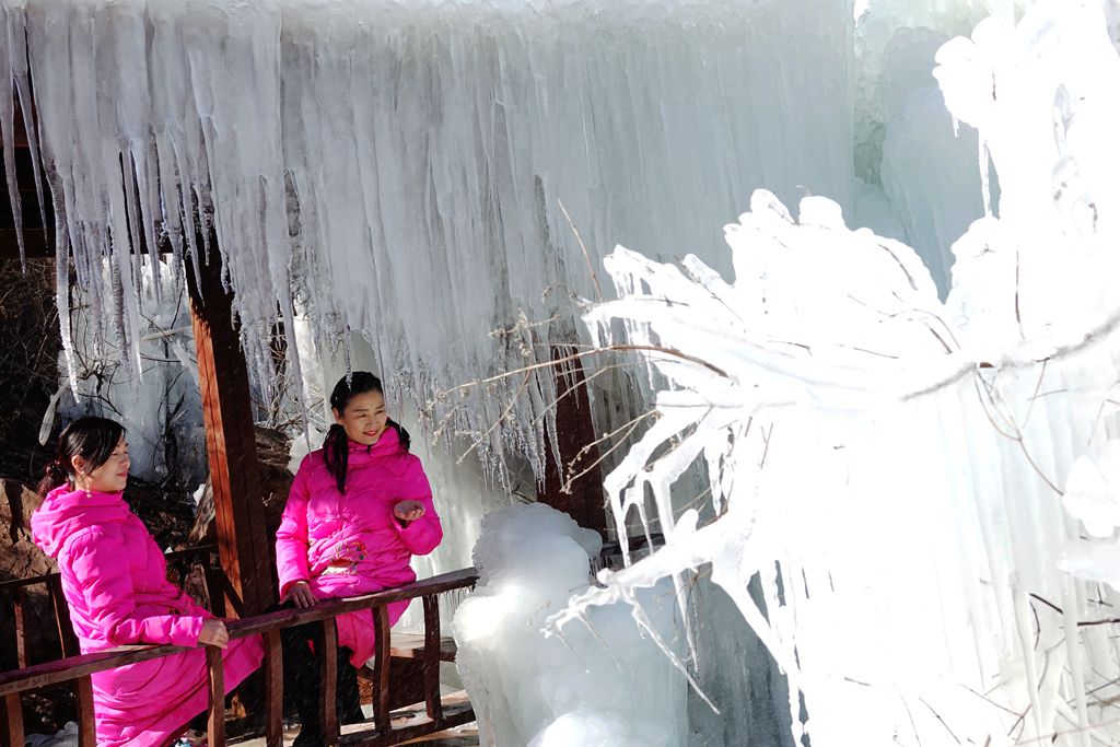 七彩峡谷冰雪节