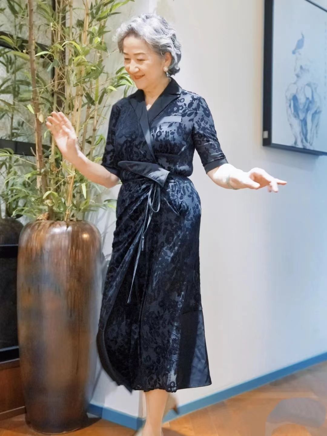 这才是女人老了以后该有的状态，打扮优雅时尚，自然大方不做作