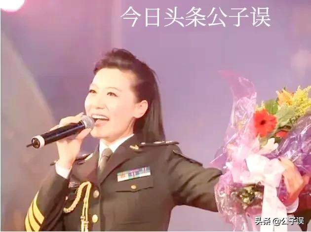 谭晶情史，青歌赛上成名，长城上开演唱会，嫁爱情高龄产子