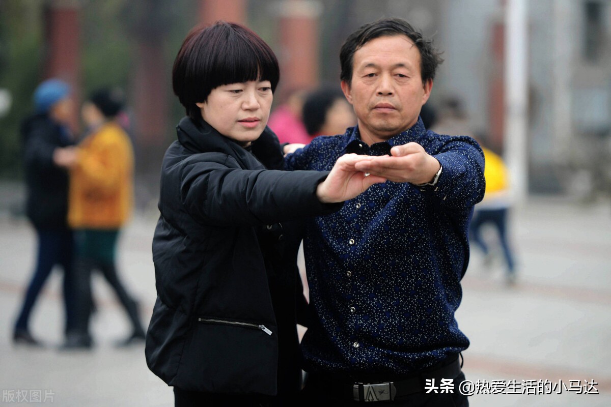 58岁大妈直言：跳交谊舞3个月我就怕了，那些男舞伴个个都很坏