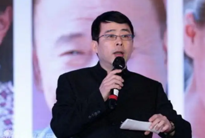 曾经的央视名嘴阿丘，因一句“向世界道歉”，彻底身败名裂