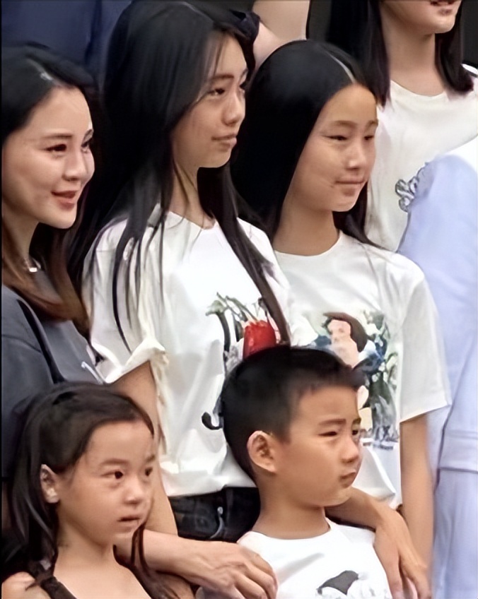 董洁、董璇、关悦跟谭卓带娃现身活动，离开滤镜的容貌太真实了