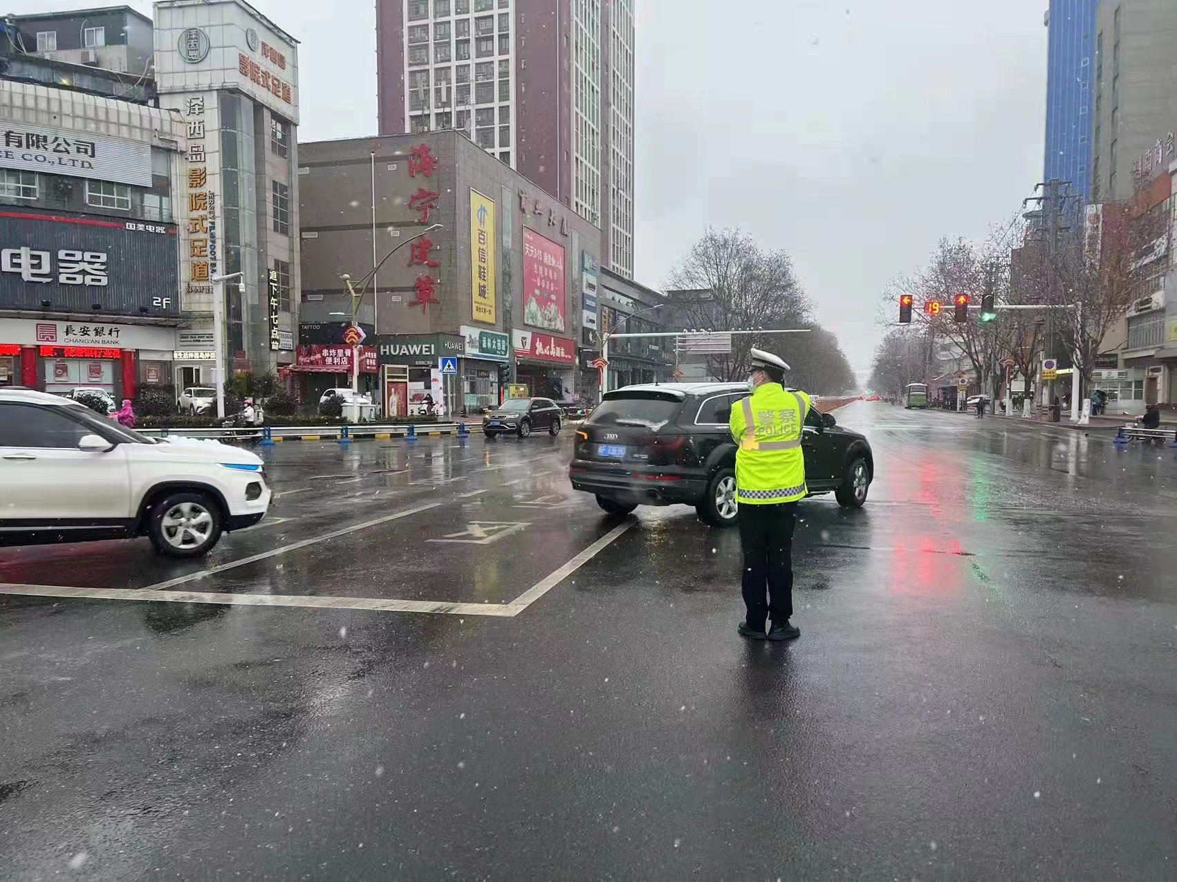 以雪为令 2022首场大雪，汉中交警一大队全力应战冰雪恶劣天气