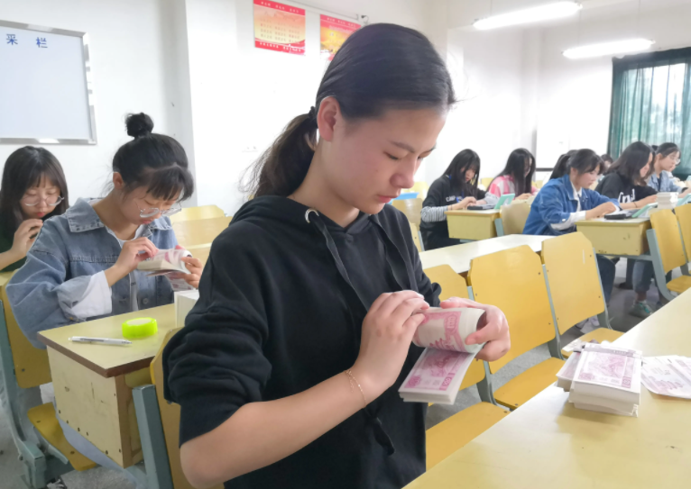 这个专业人满为患，录取分数高可能是假象，教授也建议谨慎报考