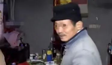 2021年女大学生失恋后发疯，殴打六旬母亲，执意嫁给50岁的流浪汉