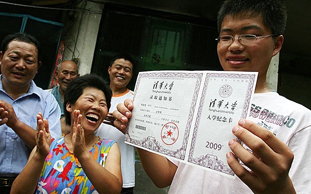 河南15岁男孩父亲去世，和母亲低保度日，4年后，以677分考上清华