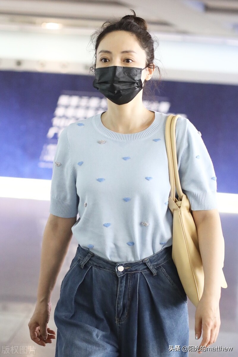 董璇现身北京机场，蓝色短袖上衣搭配阔腿牛仔裤休闲随性
