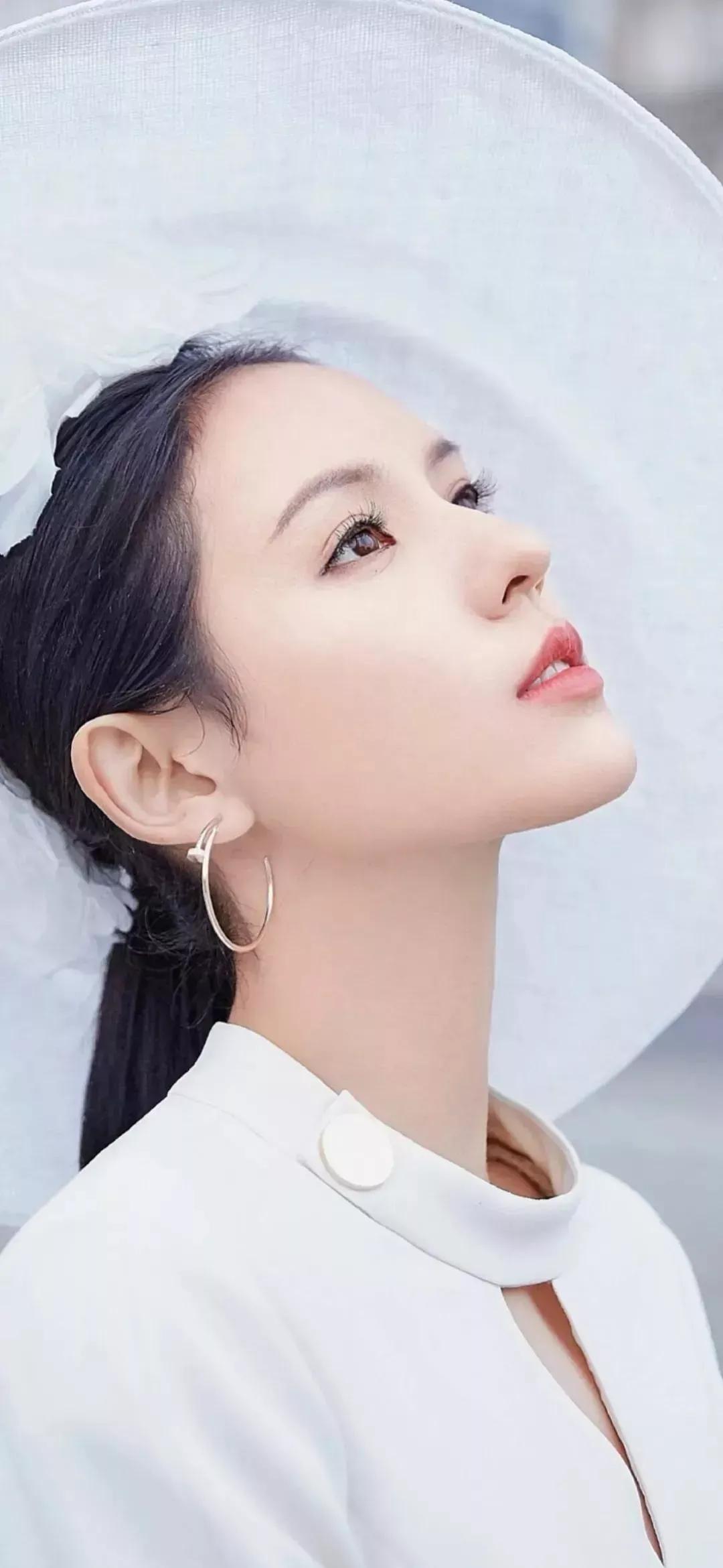 张予曦：清秀俊美，气质优雅，温婉大方，侧颜堪称完美