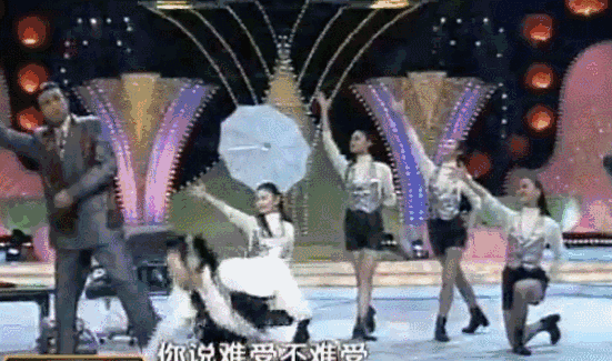 主持人抢话、演员笑场，这8届央视春晚的失误，堪称“灾难现场”