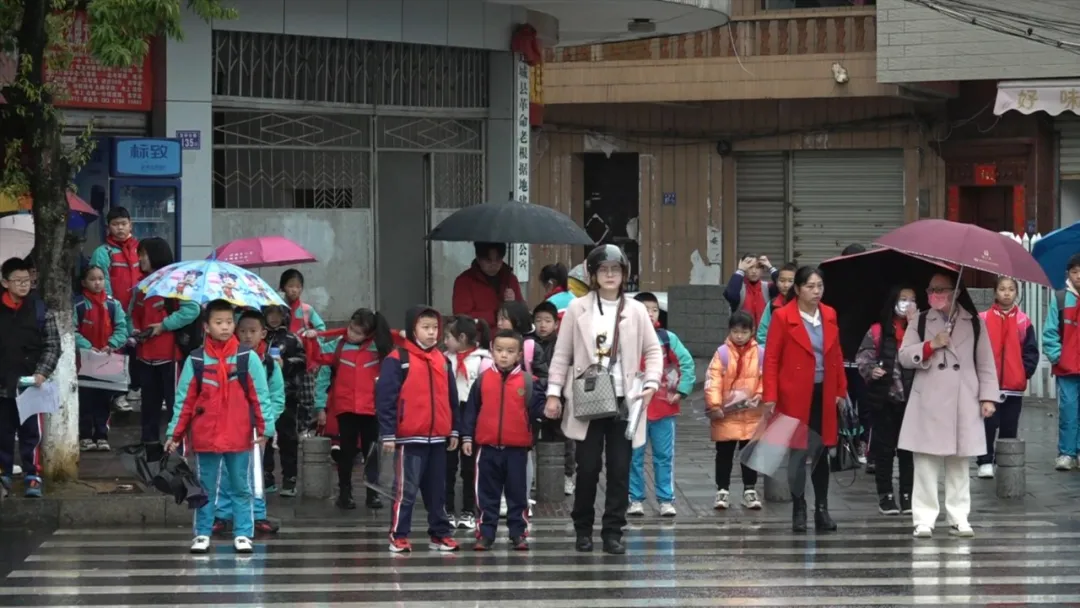 春季開學第一天 連城交警全力護學保平安