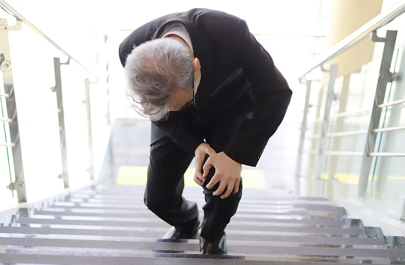 老年人常常下肢无力？可能是这5个原因导致的，医生教您如何应对