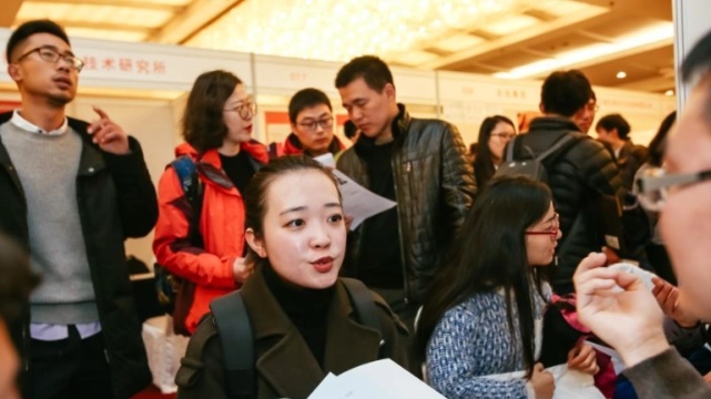 海归博士回国应聘211高校教师，吐槽工作体面工资低，成为月光族