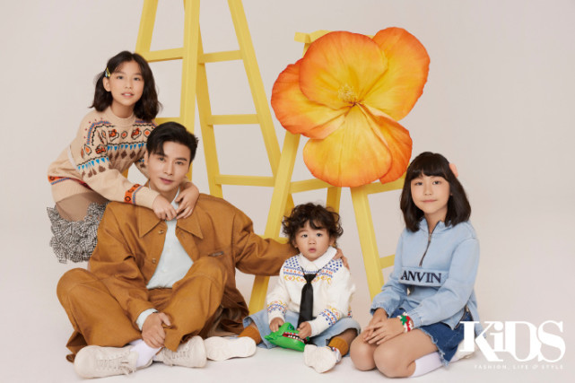 张晋蔡少芬携儿女拍写真，儿子像爸俩女儿像妈，一家五口幸福有爱