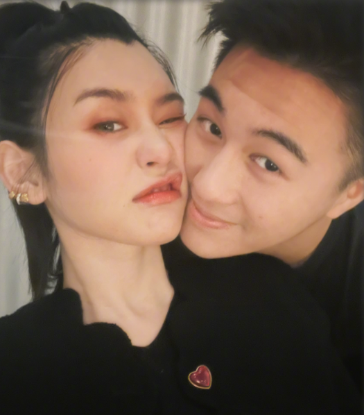 奚梦瑶与老公脸贴脸庆生!脸蛋被老公挤到变形,戴3个耳环太抢镜