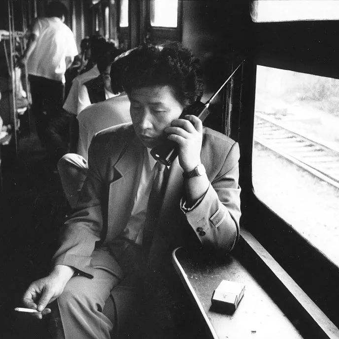 1987年，广州一餐馆老板徐峰花2万元买手机，幸运靓号：901088