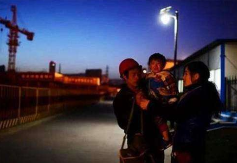 24岁外国女大学生倒追45岁农民工，今已成婚生子，计划在成都买房