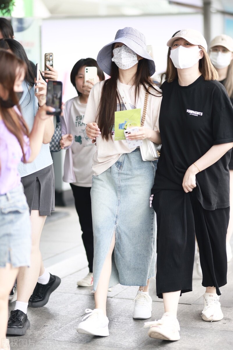 赵露思现身成都机场 明天参加《跑男》录制