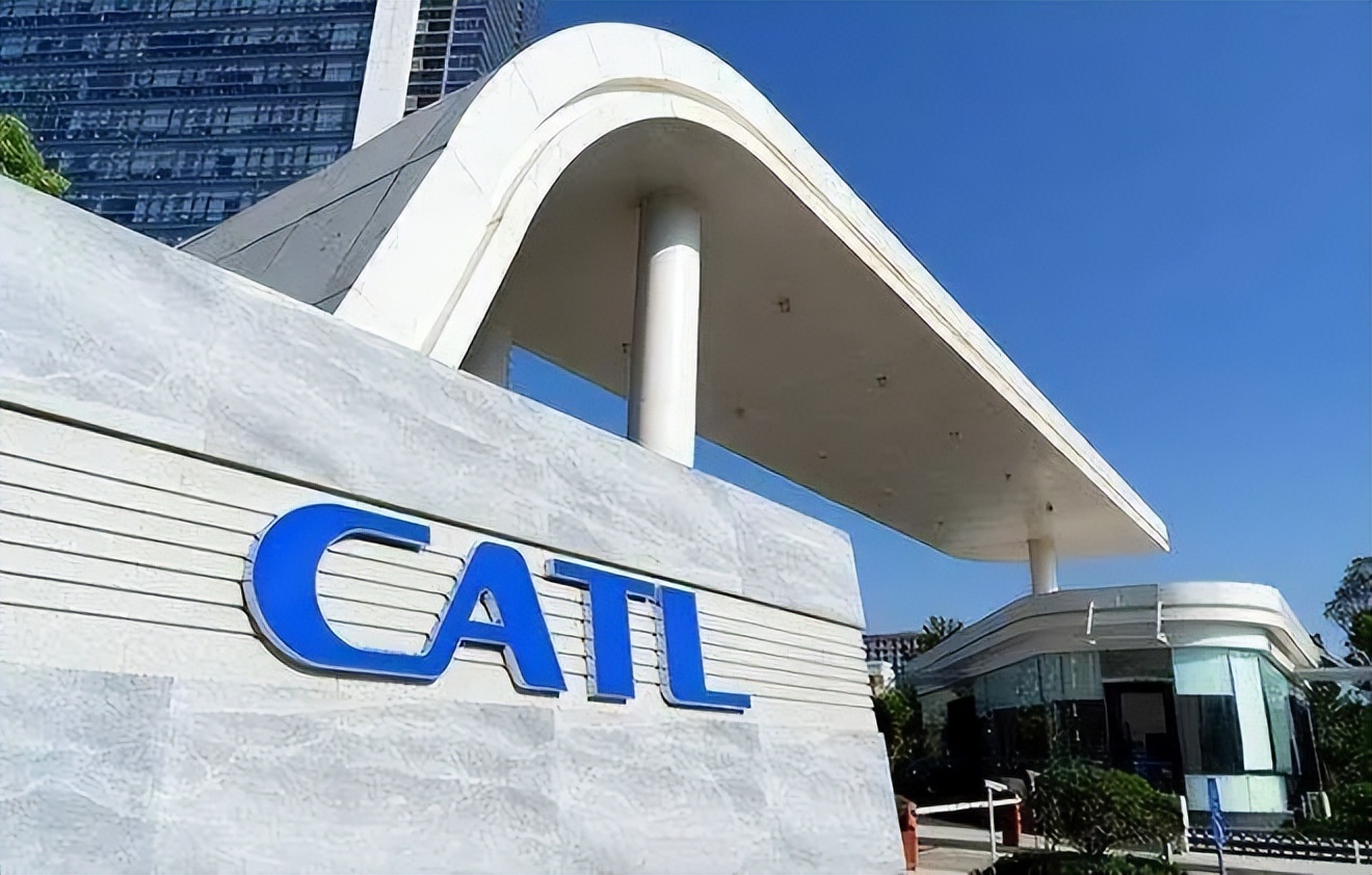 50万以上的电动车，为啥BBA销量就是不如国产车？豪车车标不灵了