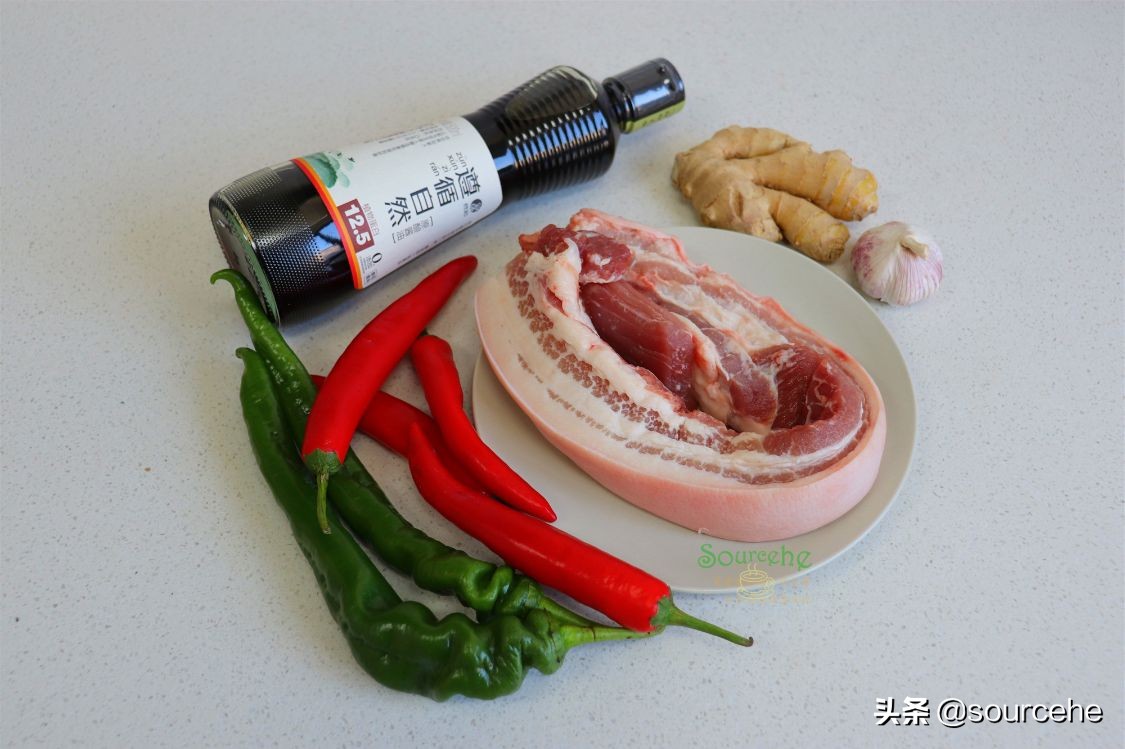 尖椒炒五花肉时多加一步，肥而不腻，香辣开胃，下酒又下饭