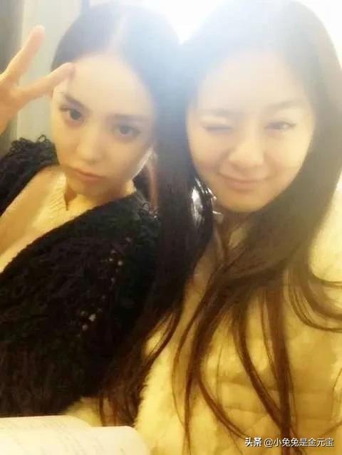 娜扎大学生时期 ​​​跟朋友们的合照