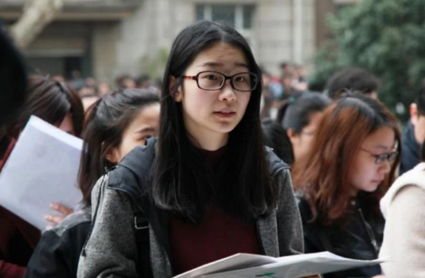 “新型啃老”悄然出现，90后大学生成新啃老族，父母慢慢被榨干