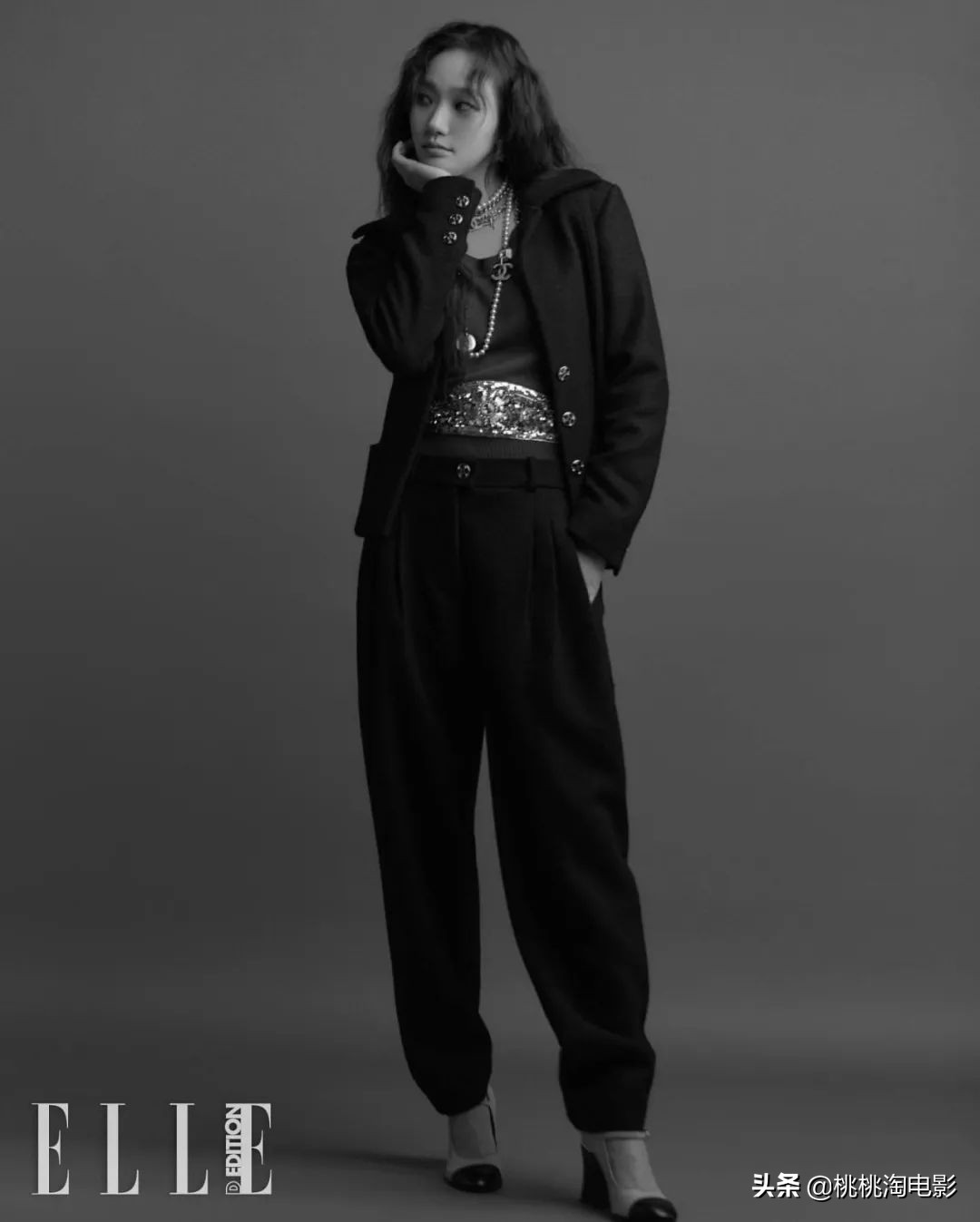 韩国女星金高银《ELLE》封面大片，烟熏妆羊毛卷酷劲十足