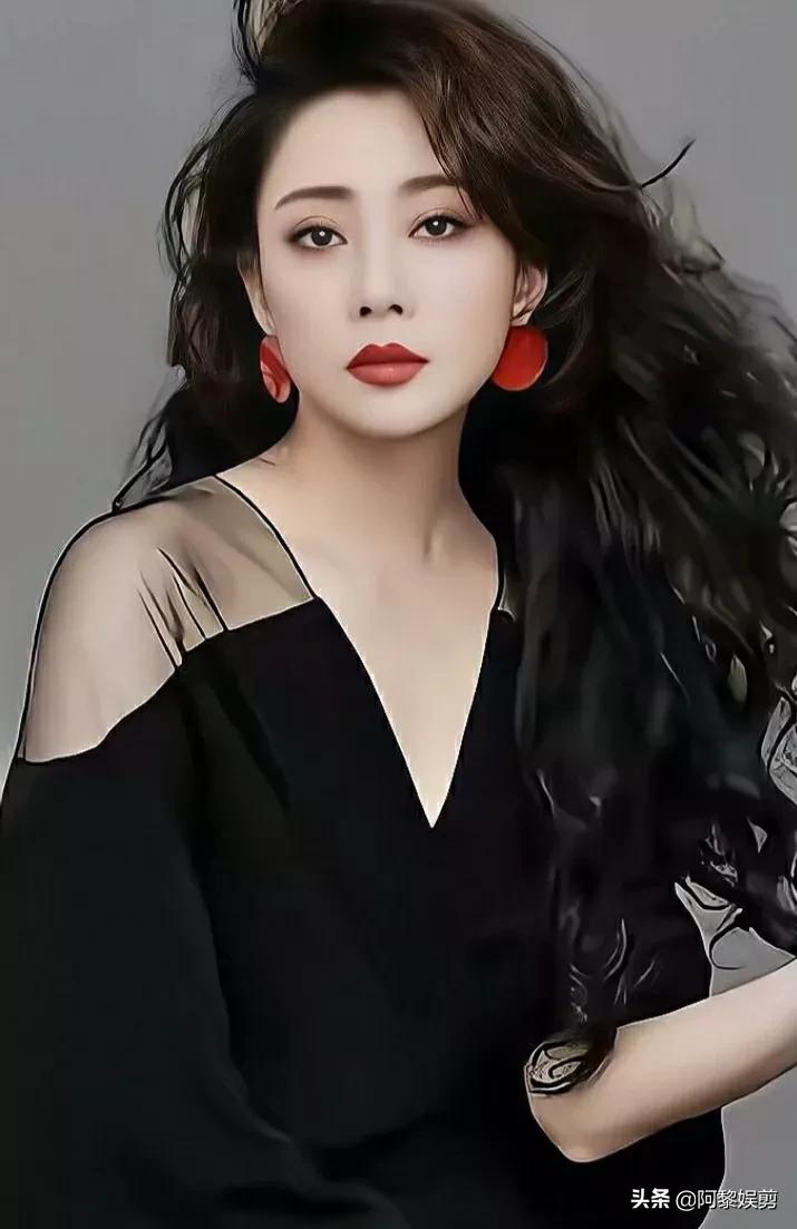 殷桃端庄优雅，肤白貌美