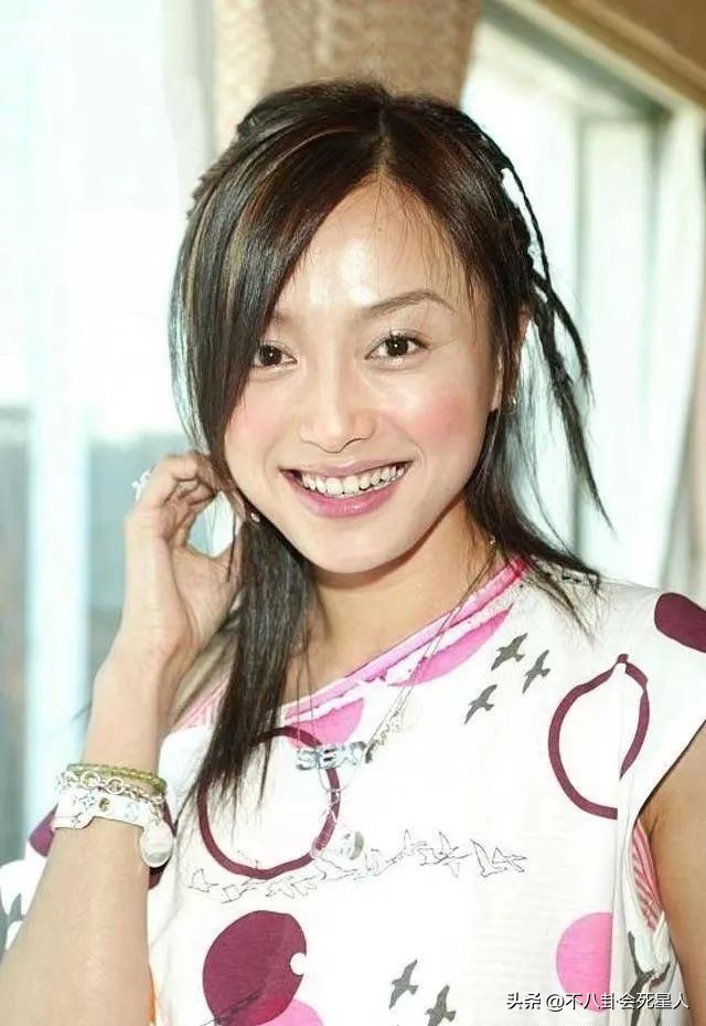 明星的早期照片，谢霆锋土，杨颖非主流，都是“黑历史”