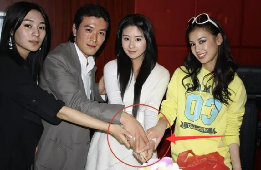 “娱乐圈大嘴巴”喜欢豪门的颖儿，为何选择爱的卑微的付辛博