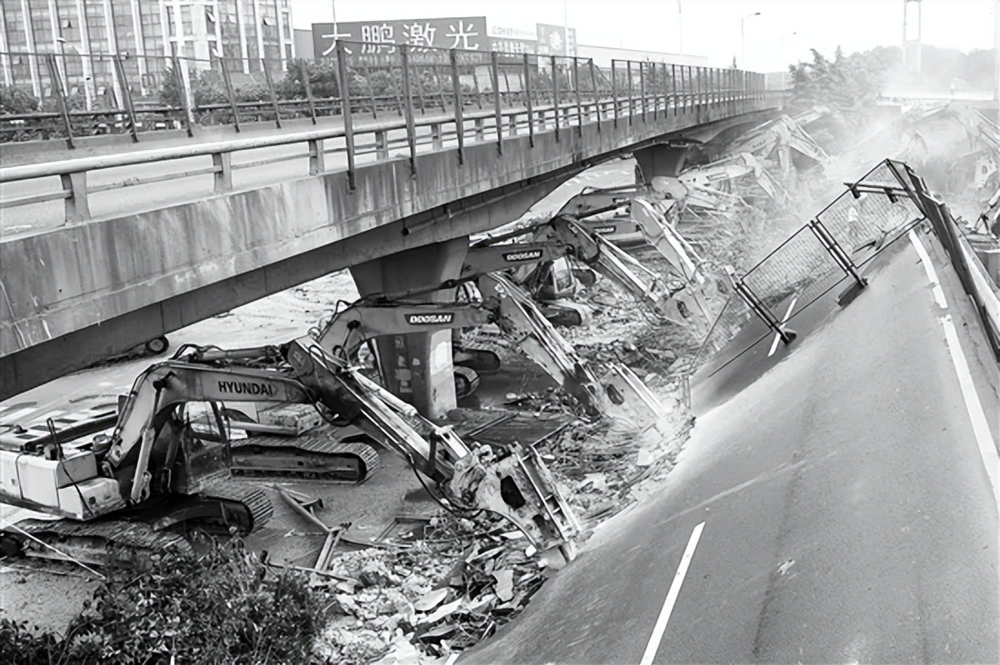 无锡一居民楼坍塌，人员受伤，会是什么原因？