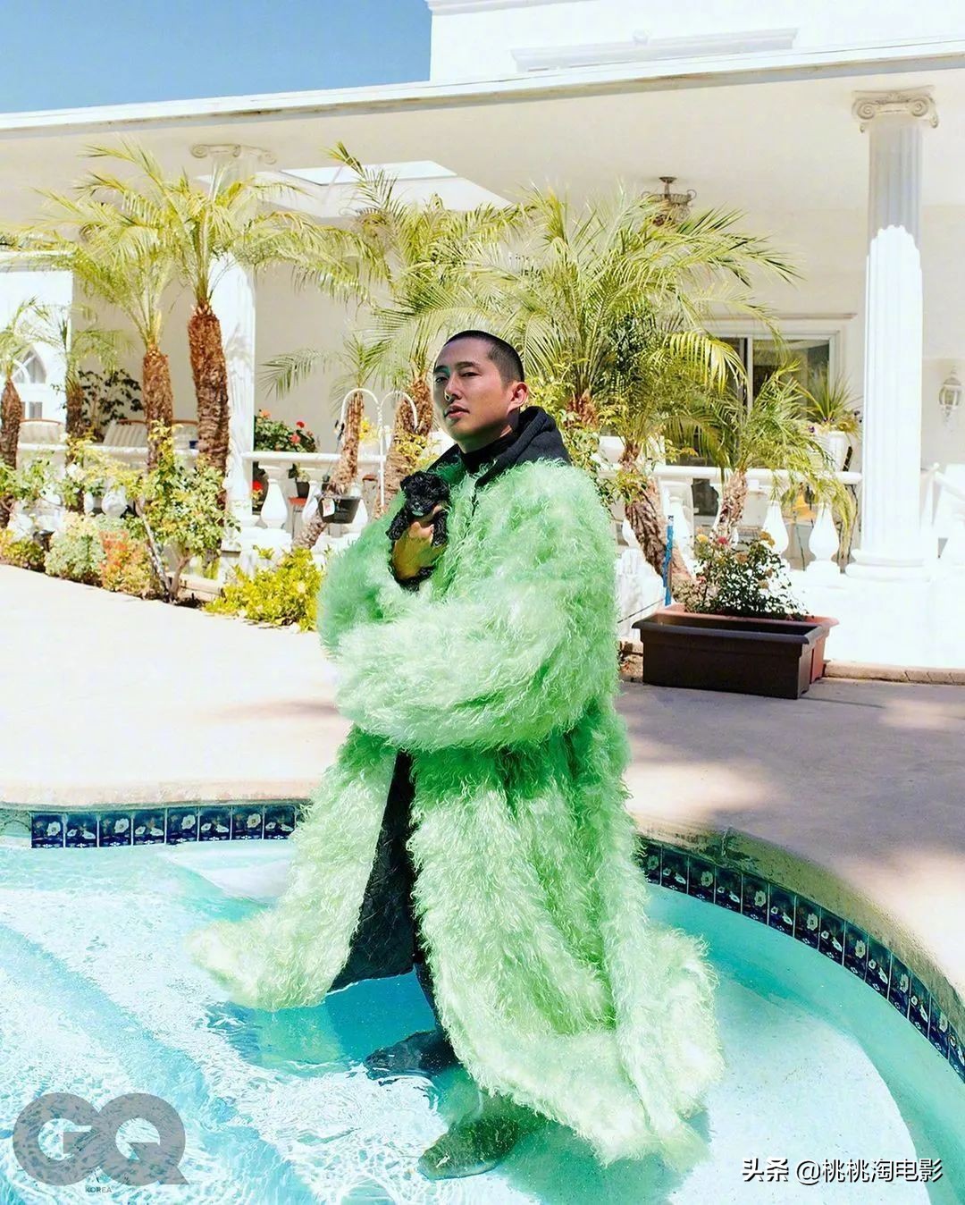 韩裔演员史蒂文·元《GQ》封面大片，帅气板寸痞气十足