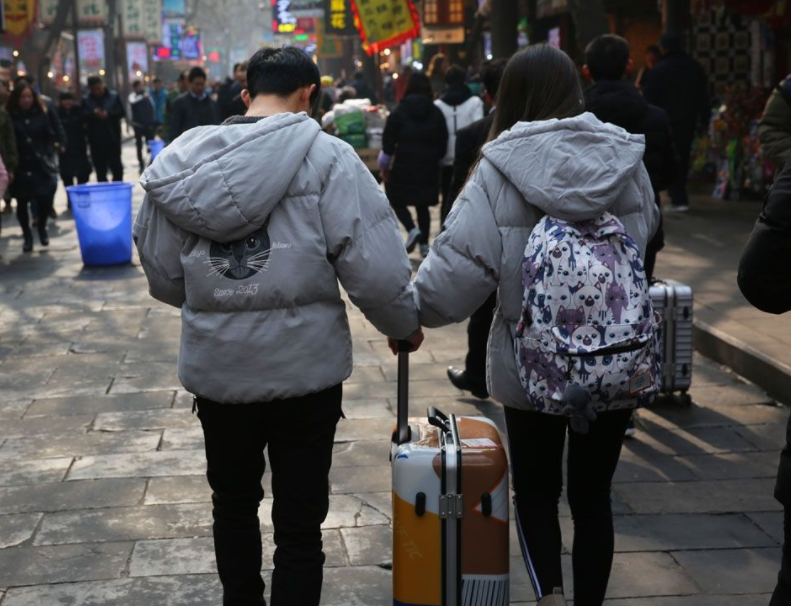 高校男生在图书馆多次“抽”女友，声音响亮引人侧目，为啥不还手