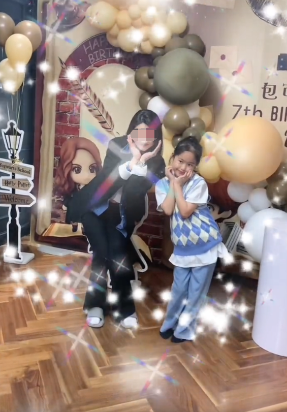 包贝尔夫妇为女儿庆生，7岁饺子打扮隆重，与宾客轮流合照星范足