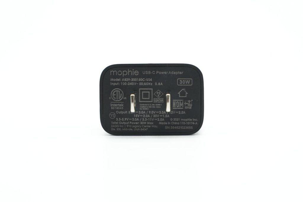 拆一款苹果官方合作品牌30W PD快充充电器，顶配iPhone 13全速充电