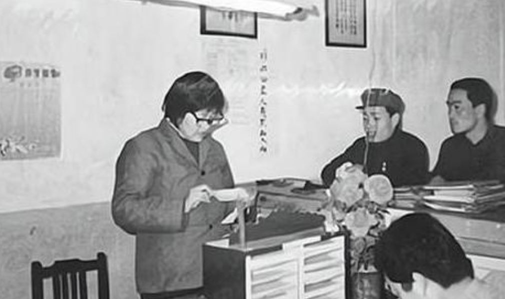 32岁女会计汤兰英：70年代贪污4万，包养7个情夫，最终被情夫举报