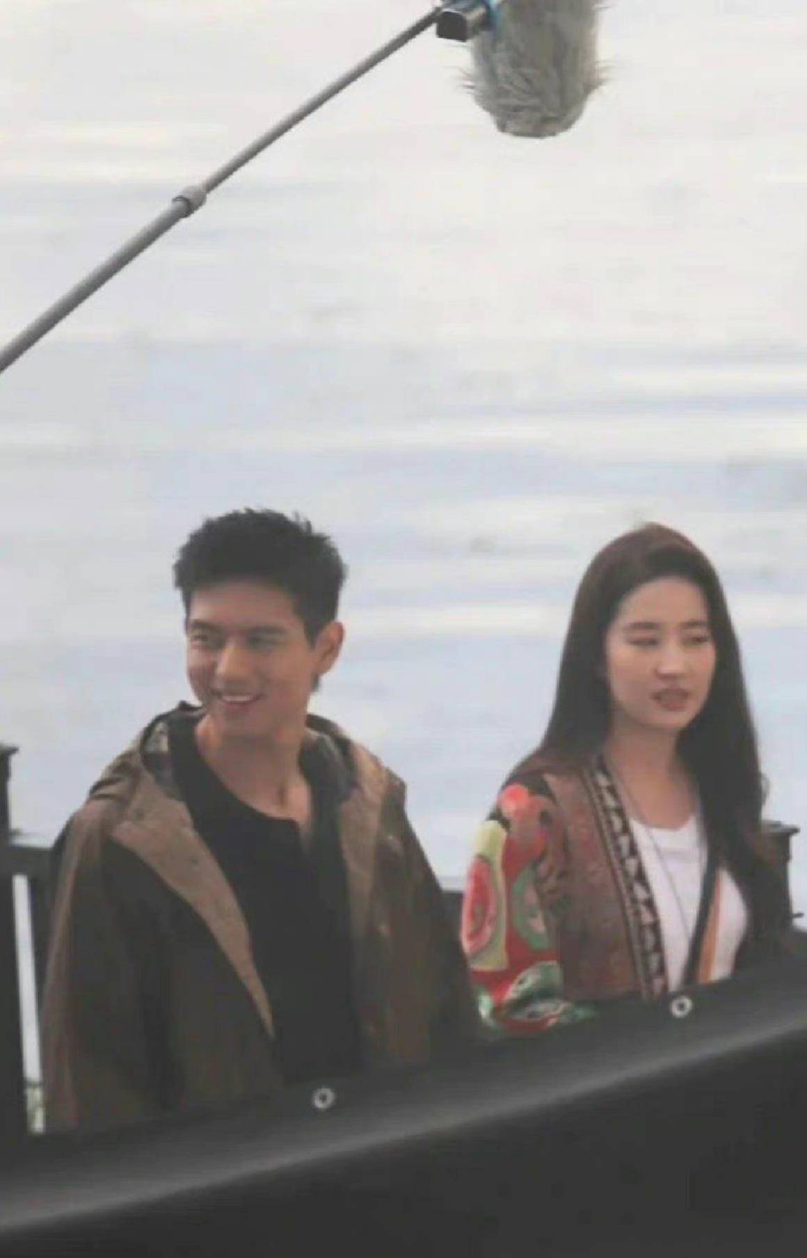 刘亦菲李现《去有风的地方》路透曝光，海边散步好唯美