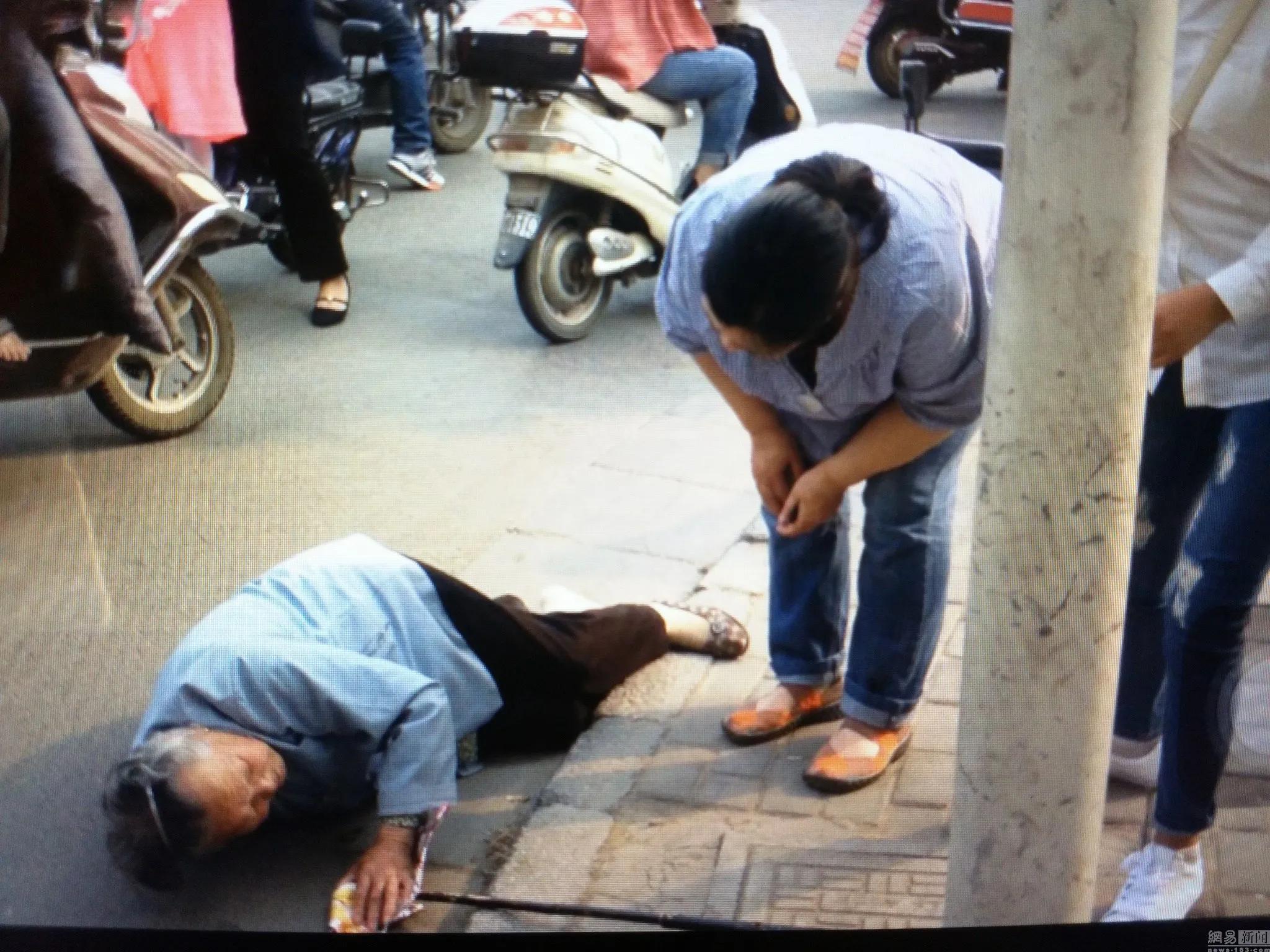 2013年老奶奶自己摔倒讹上小孩，不仅没有讹到钱还让儿子坐了牢