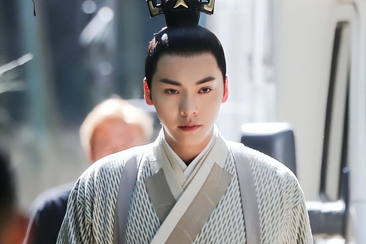 陈伟霆又一古装新剧将袭，宋轶花钿妆容超惊艳，要火的节奏