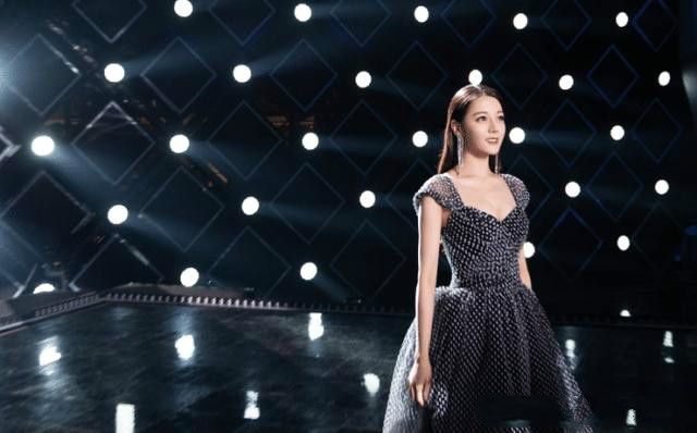 迪丽热巴连体皮裤显臃肿,网友:还以为胖了10斤呢?