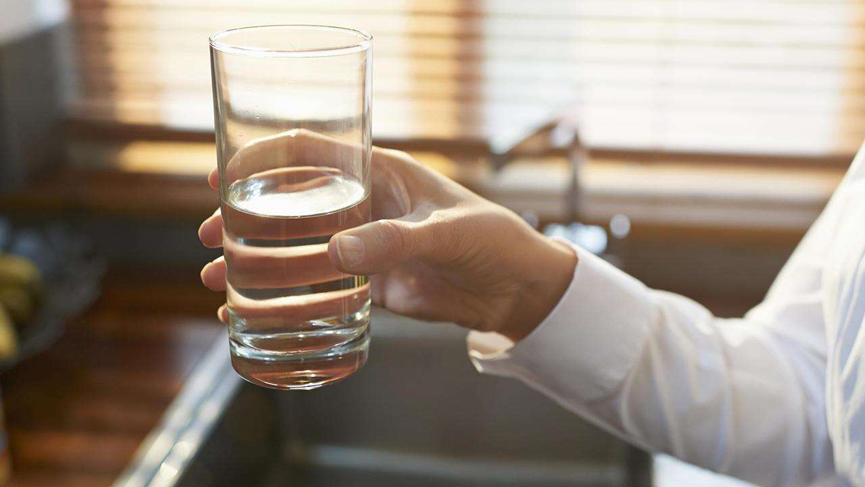 长期喝纯净水会得软骨病？导致钙流失？央视实验带你揭露真相