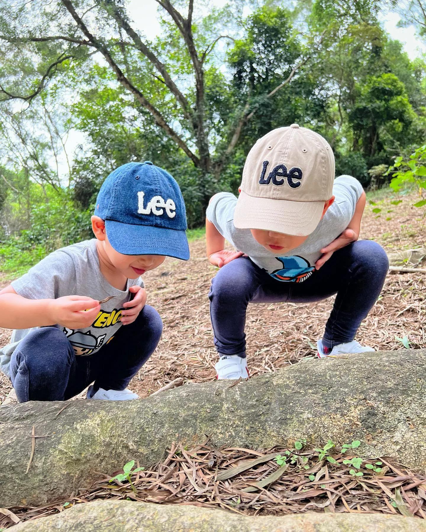 胡杏儿老公晒祖孙三代出游照，一手拎一儿子当健身，大展爸爸力