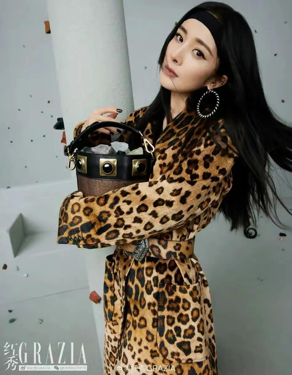 三大顶流的豹纹battle，迪丽热巴休闲惬意，赵丽颖杨幂一言难尽