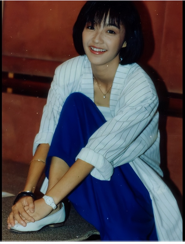 陈慧娴年轻时的模样陈慧娴年轻的模样1986年正式加盟香港宝丽金唱片