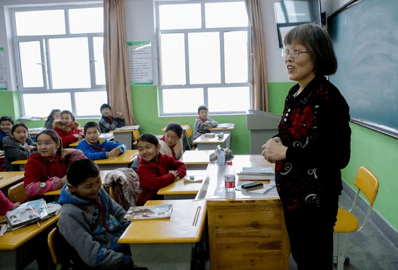 55岁高级教师，已到退休年龄却不愿退休，学校的安排让她左右为难