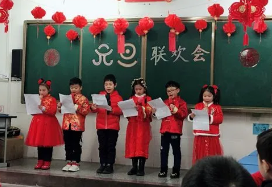 湖北一学校元旦晚会引热议，学生跳舞有些大胆，网友：真的不冷吗