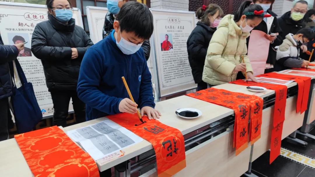 「惠民活动」区文化馆举行小书法家写春联送春联活动
